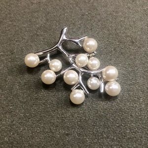 Pearl cluster brooch